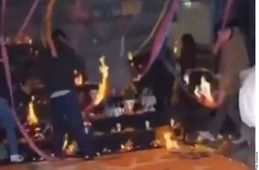 ¡Arde altar de muertos! Veladoras provocan incendio en la universidad