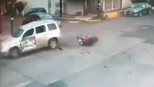 VIDEO Motociclista no hace alto en crucero y muere al chocar a toda velocidad contra auto
