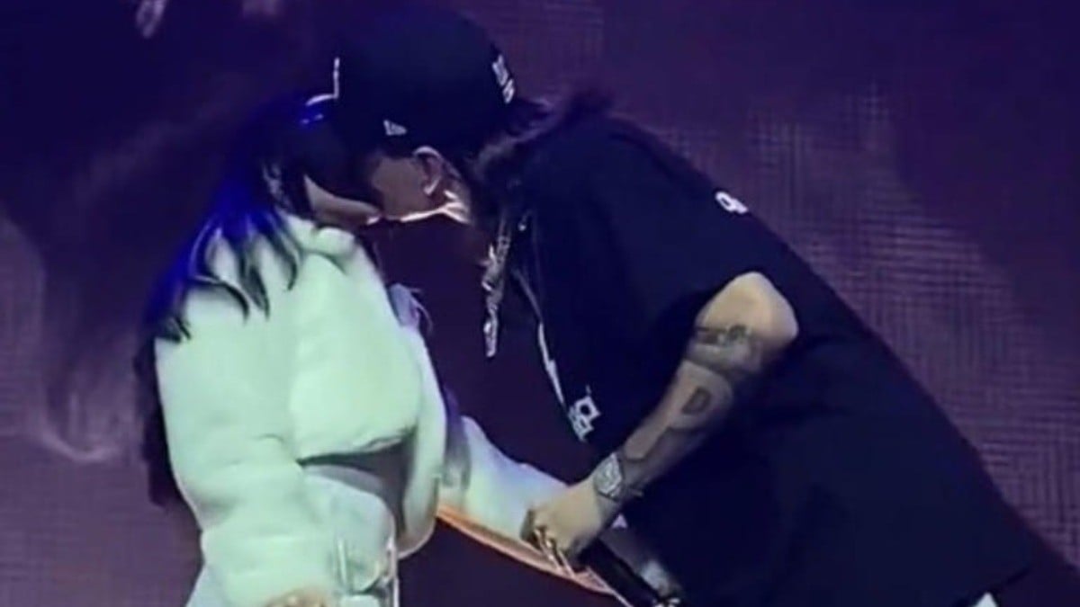 VIDEO ¿Ya son novios? Peso Pluma y Nicki Nicole se dan romántico beso en concierto