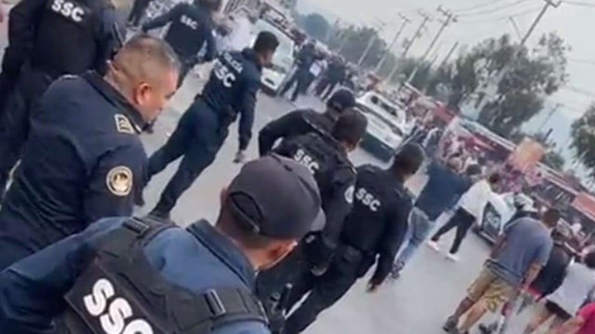 VIDEO: Vecinos agreden a policías y destrozan sus patrullas tras detención de motociclista