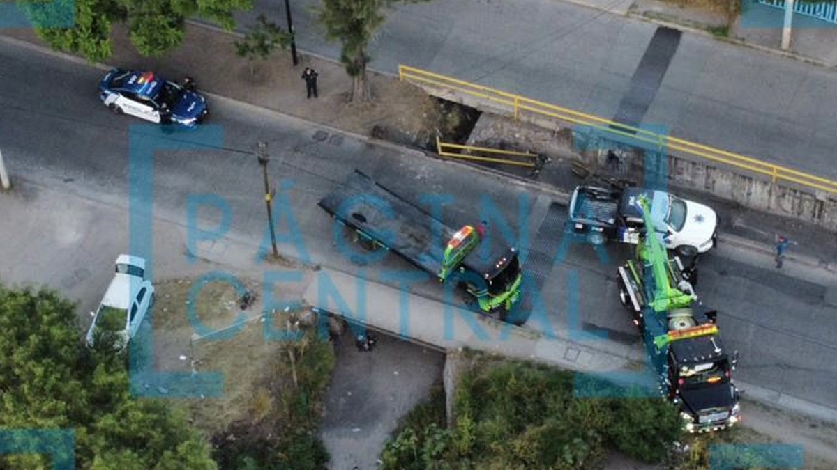 Patrulla de León cayó a un río con tres policías; conductor se quedó dormido