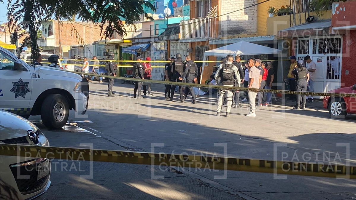 Hombre es asesinado a balazos afuera de un negocio de mariscos en Las Arboledas