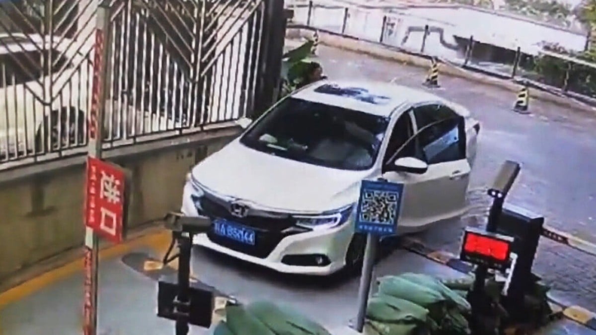 VIDEO: Mujer olvida poner el freno de mano y ocurre un desastre