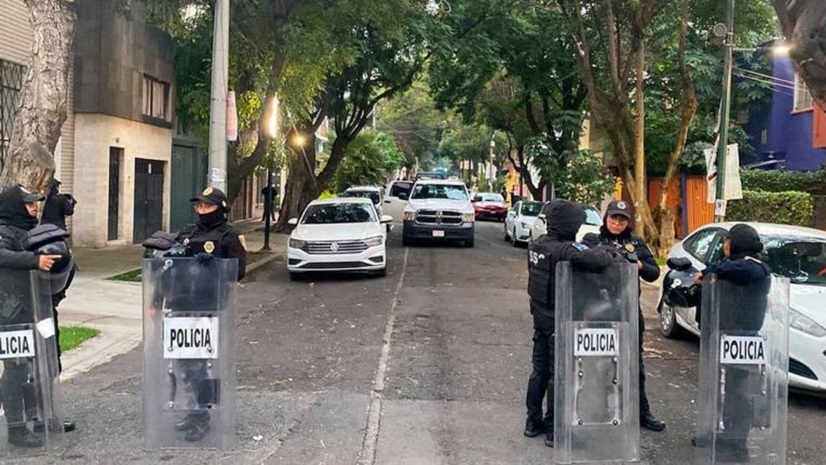 VIDEO: Hombre pelea con mujer en condición de calle, la rocía con alcohol y le prende fuego