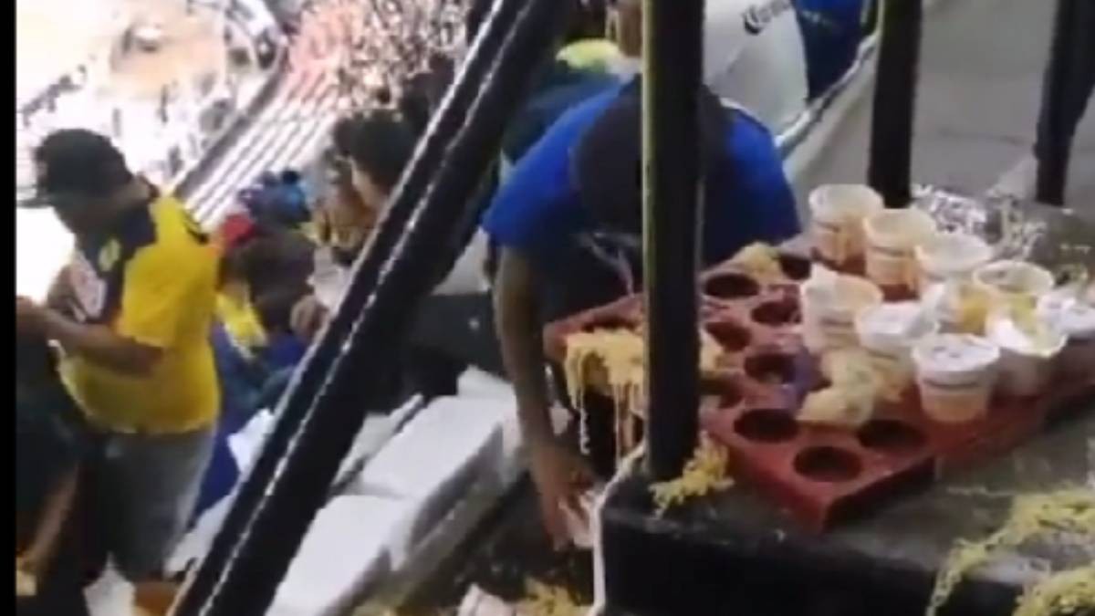VIDEO Se le caen sopas instantáneas a vendedor y las vuelve a poner en los vasos