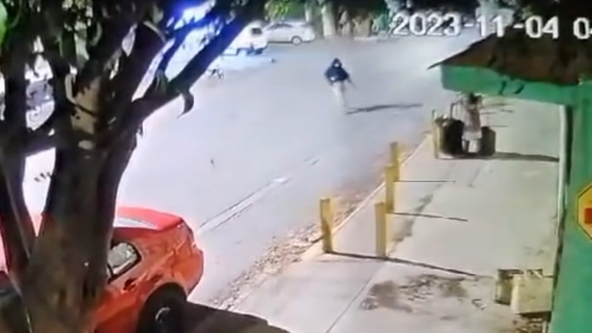 VIDEO: Graban cruel asalto a abuelita de 80 años; maleante la atropella con su moto