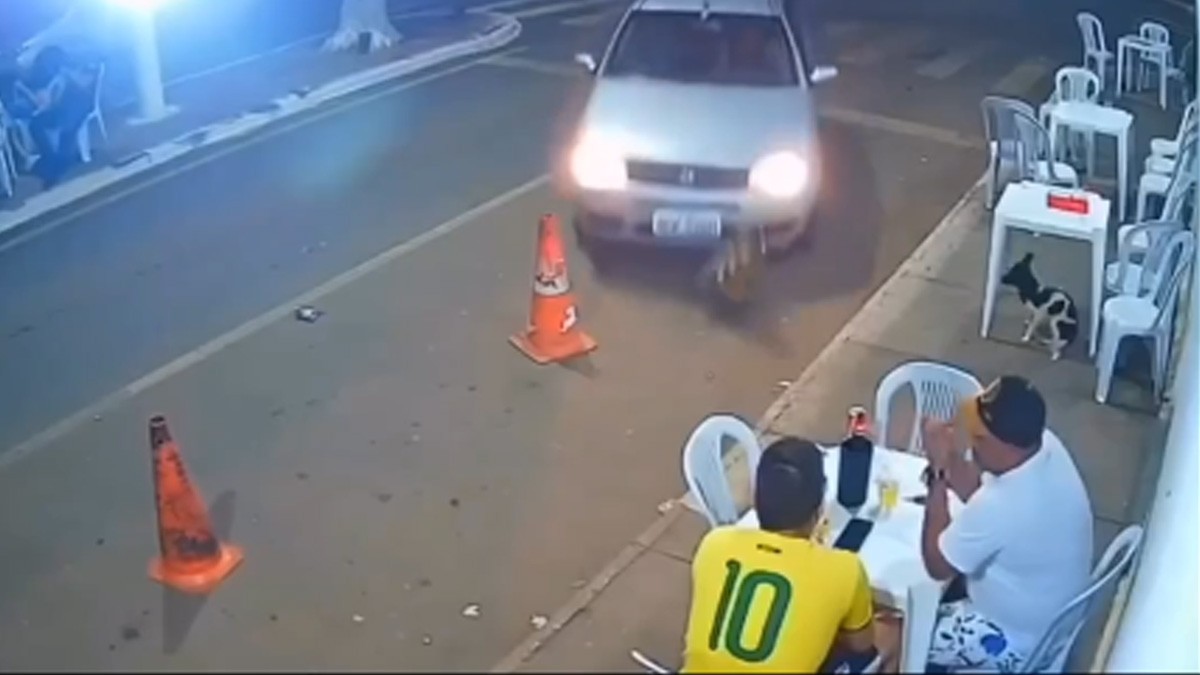 ¿Relación tóxica? Captan a novia que atropella a su pareja por salir con un amigo