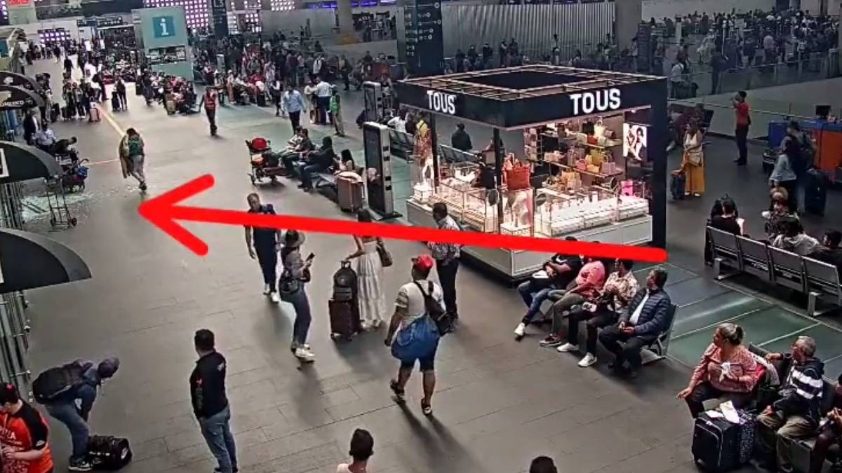 VIDEO Estalla puerta de cristal y casi cae sobre niño en AICM