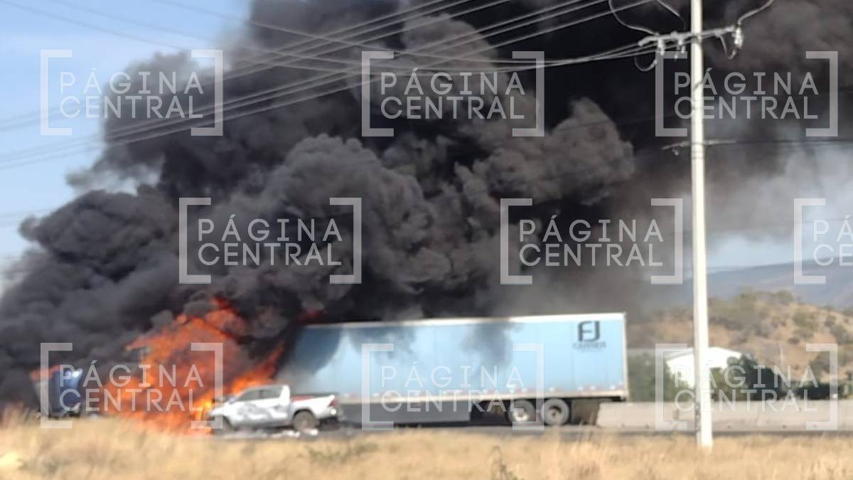 Conductor muere calcinado tras chocar contra tráiler que daba vuelta peligrosa