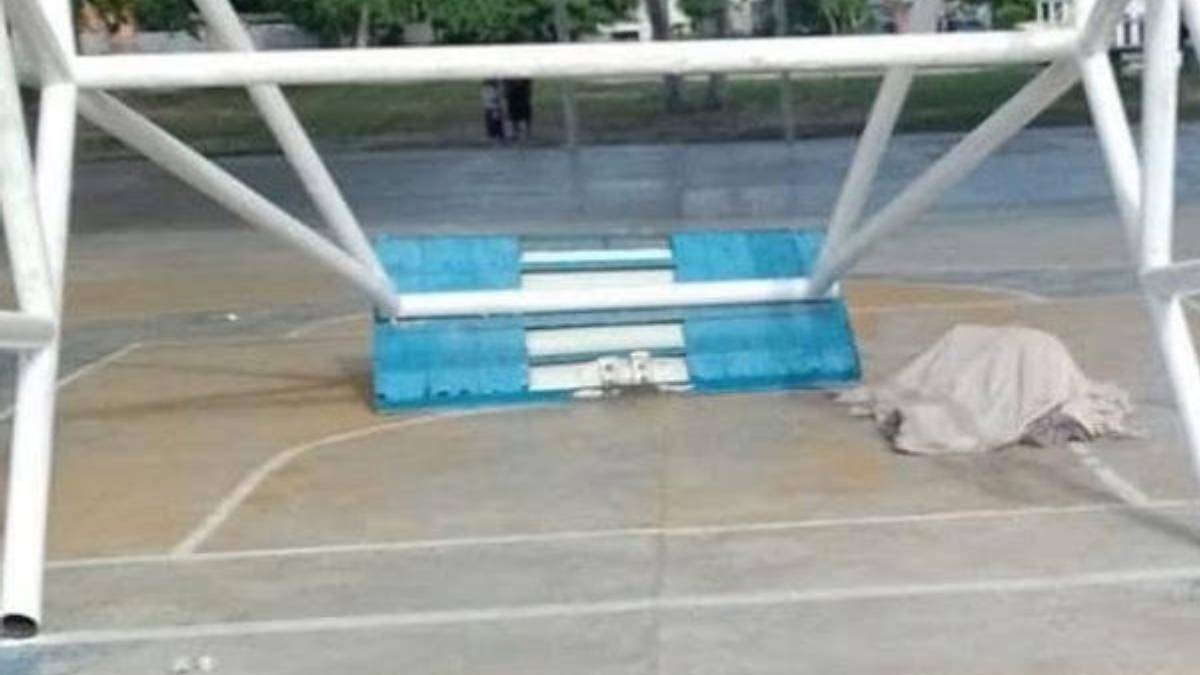 Niño se cuelga de canasta de basquetbol y muere al caerle la estructura encima