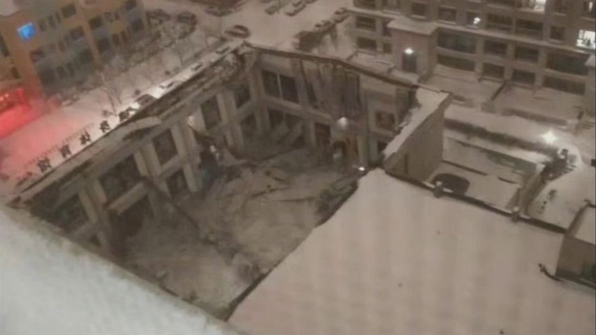 Mueren 3 jóvenes al caer techo de gimnasio, quedaron atrapados bajo los escombros