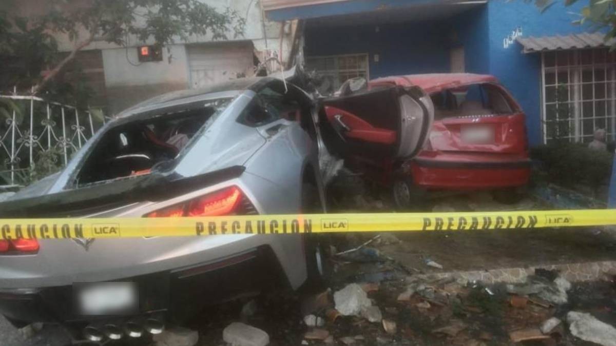¡Venganza! A mujer la termina su novio y ella le choca su Corvette contra dos casas