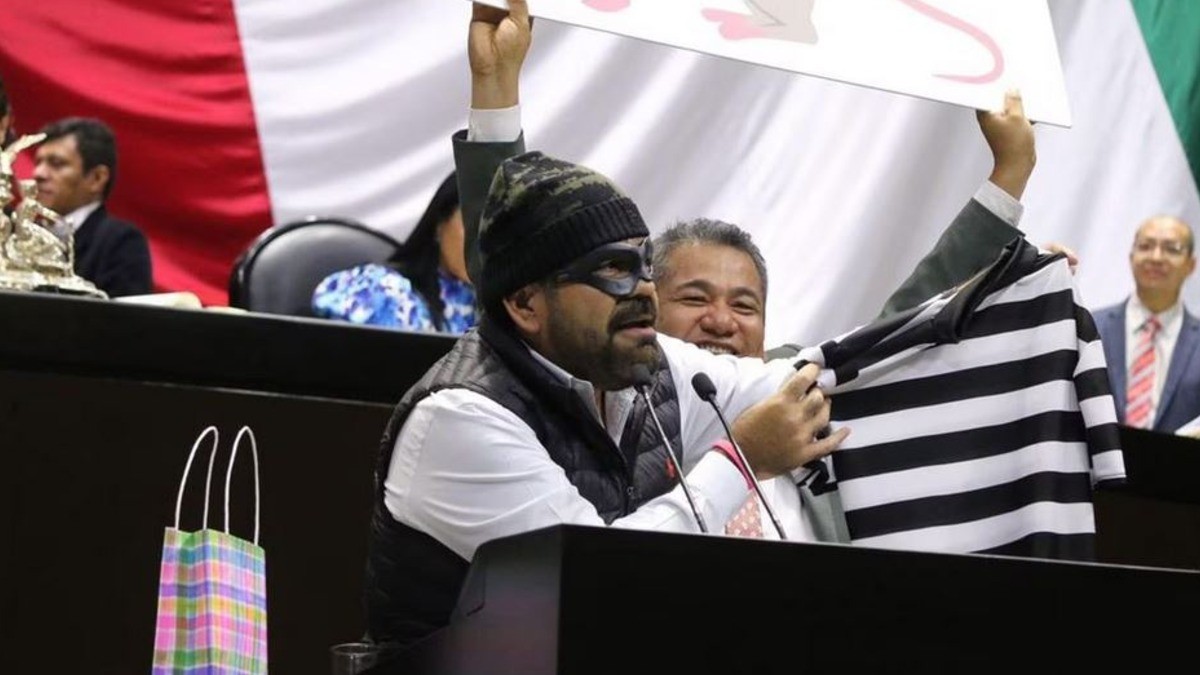 Diputado regala a legisladores morenistas el ‘outfit del ladrón’