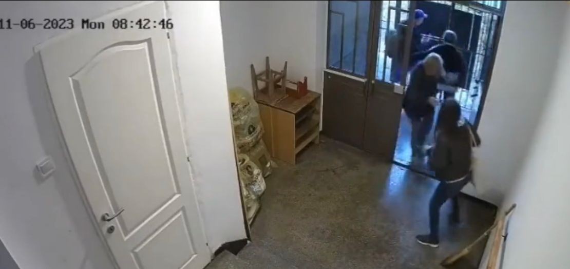 VIDEO Captan video cuando hombre quema viva a su tía por una herencia