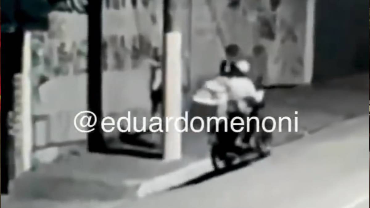 VIDEO Ladrones intentaron asaltar a mujer sola en calle oscura y ella los agarra a balazos