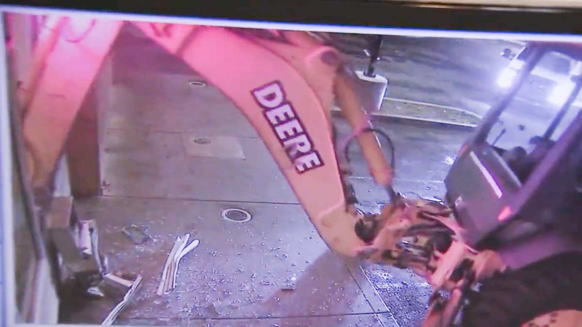 ¿Y la discreción? Captan a ladrones robando gasolinera ¡con una retroexcavadora!