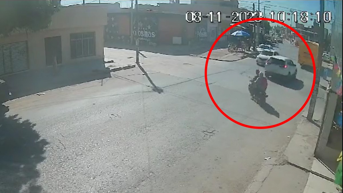 VIDEO: Familia viajaba en moto, taxi los embiste y niño con sus papás salen volando