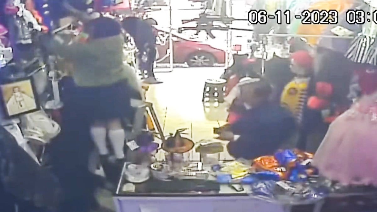 VIDEO: Hombre es captado mientras graba por debajo de la falda de una niña