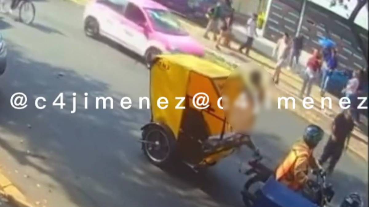 VIDEO Golpean y arrastran sin ropa a presunto ladrón sobre la carretera