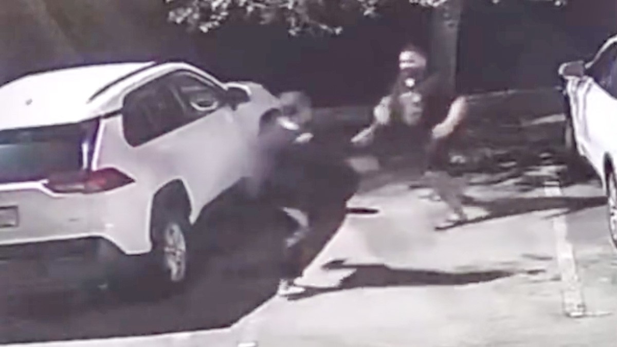 Se metió con quien no debía: asaltante es sometido por exluchador de MMA