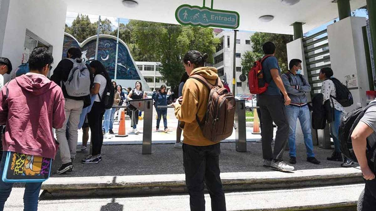 Maestro le pide el ‘pack’ a su alumna para no reprobarla y él sigue dando clases