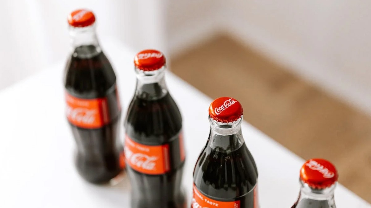 Al menos 45 personas se intoxican con Coca-Cola; refrescos tenían detergente