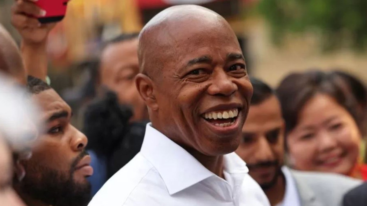 Alcalde de Nueva York está bajo la lupa del FBI: le incautan celulares