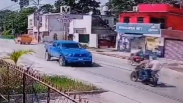 VIDEO Captan cuando motociclista en sentido contrario muere al estrellarse con camioneta