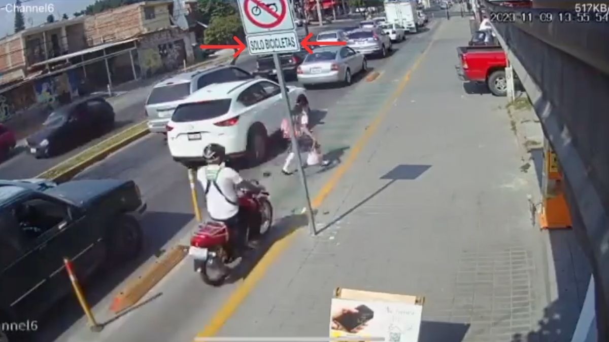 VIDEO Motociclista que circulaba por ciclovía atropella a niña en Vasco de Quiroga y huye