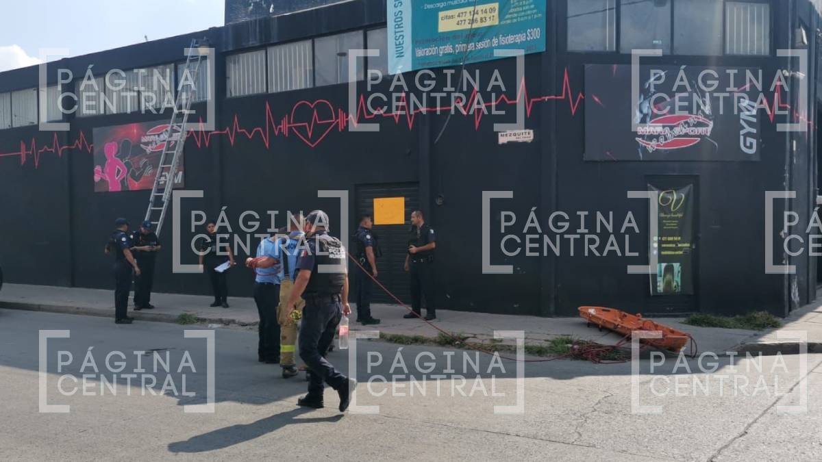 Sufren descarga eléctrica mientras colocaban lona y quedan en el techo de un gym en León