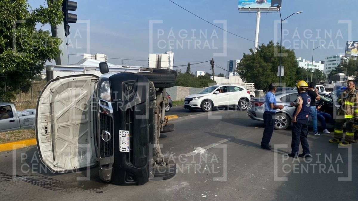 Camioneta se pasa el alto en Paseo de los Insurgentes, choca a sedán y vuelca