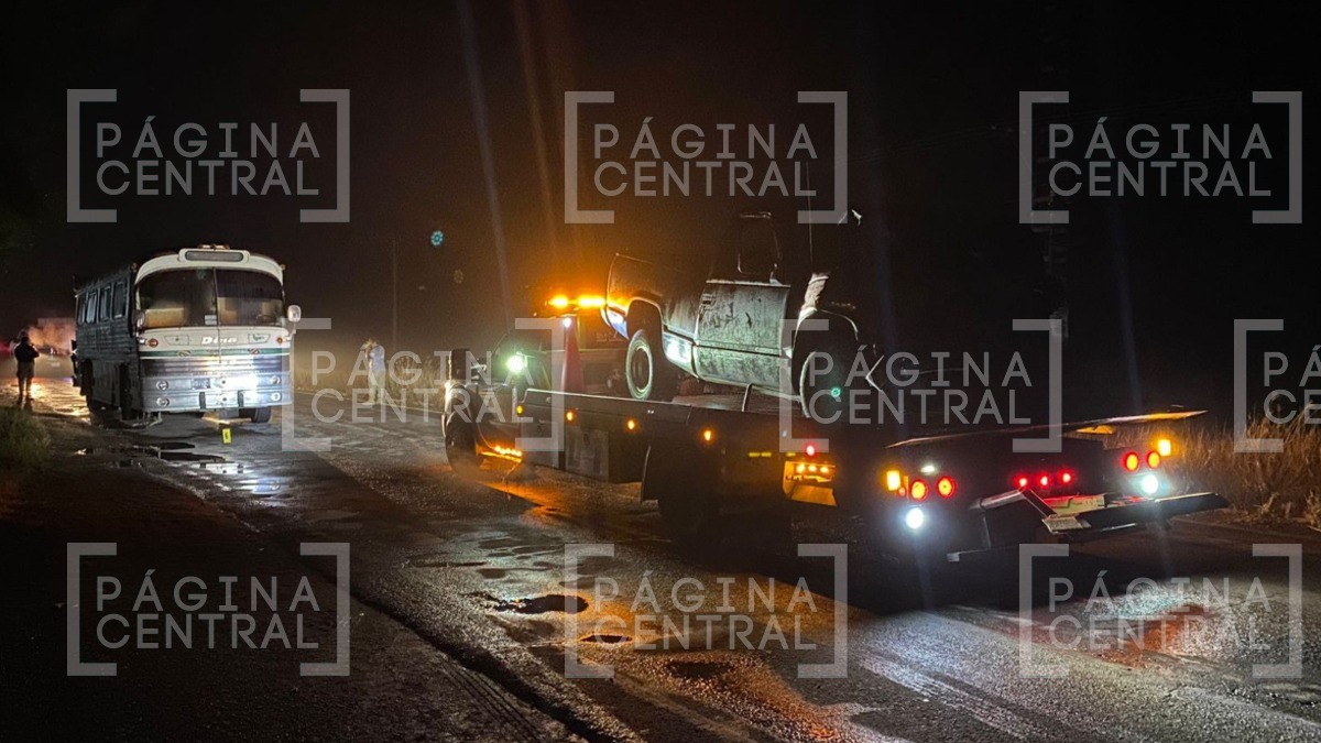 ¡Impacto fatal! Salen proyectados de vehículo tras chocar con camión; 1 muerto y 7 heridos