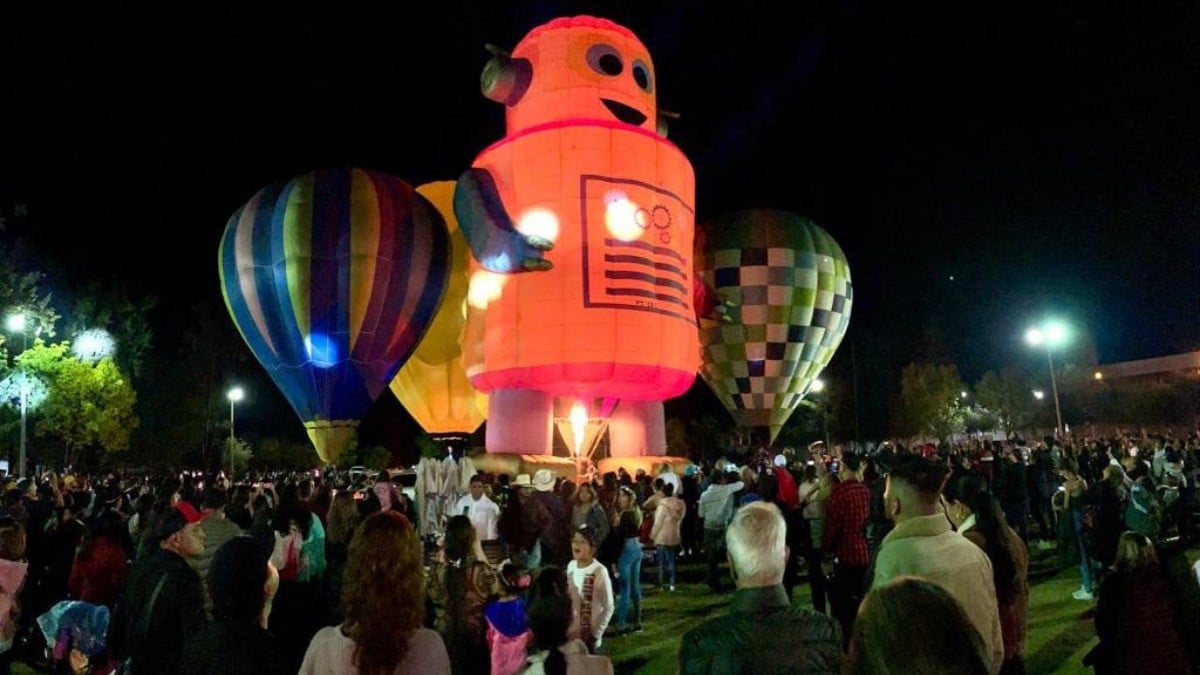 Viven noche mágica en Jalpa de Cánovas; disfrutan miles de globos, música y antojitos