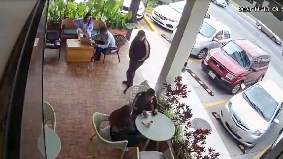 VIDEO: Sicarios se hacen pasar por clientes y asesinan a mando policial en una cafetería