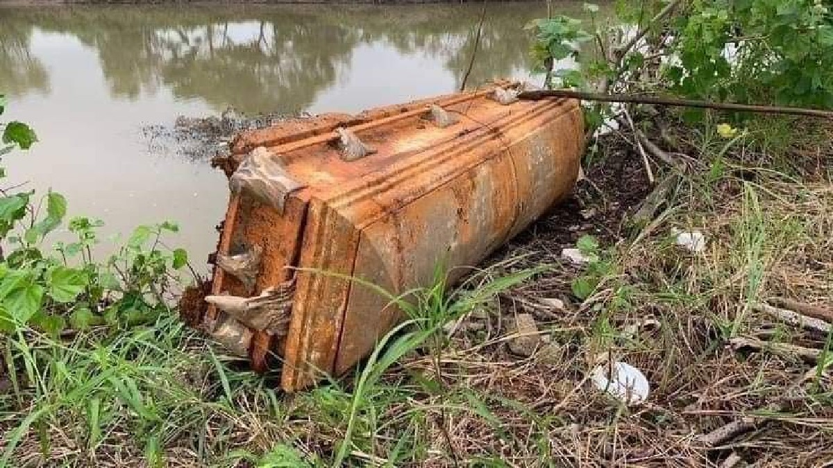 Debido a las lluvias, río se desborda y arrastra los cadáveres de panteón