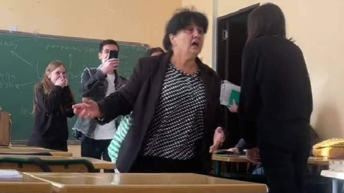 VIDEO Maestra encuentra a alumnos “peleando” y se lleva enorme sorpresa al separarlos