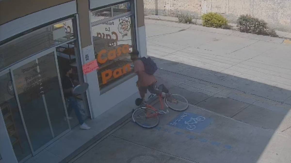 VIDEO Con machete en mano robó bicicleta en León y quiso lesionar a su víctima