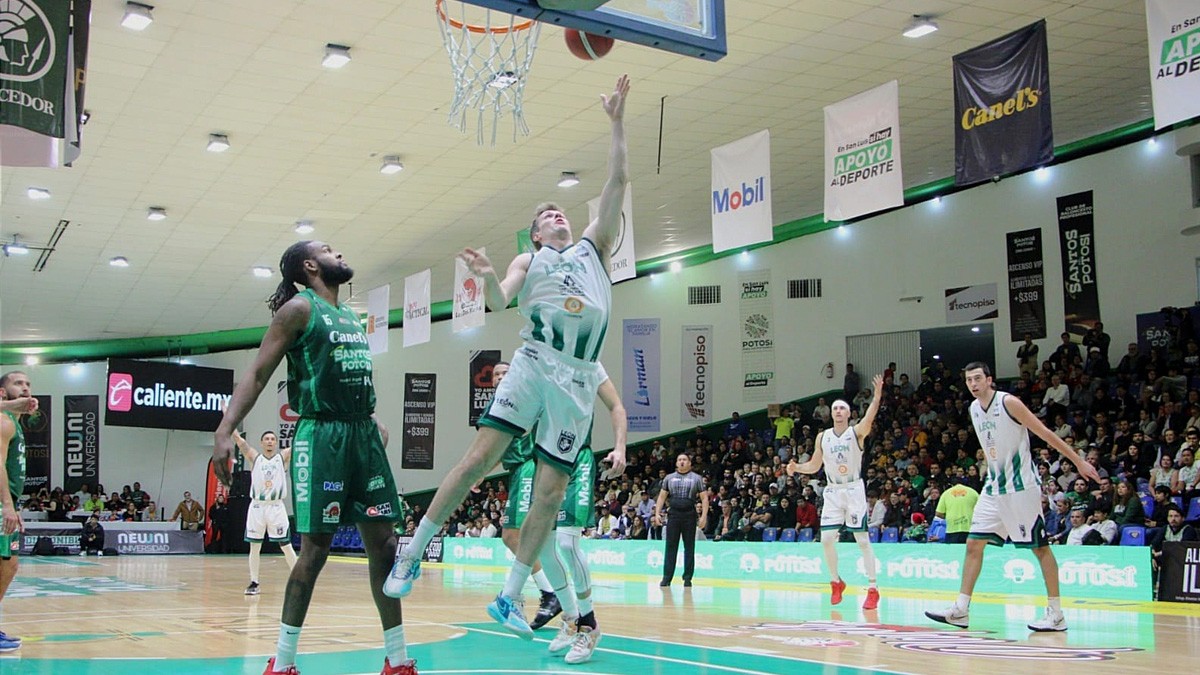 ¡No habrá barrida! Abejas de León caen ante Santos en el tercero de la serie de Playoffs