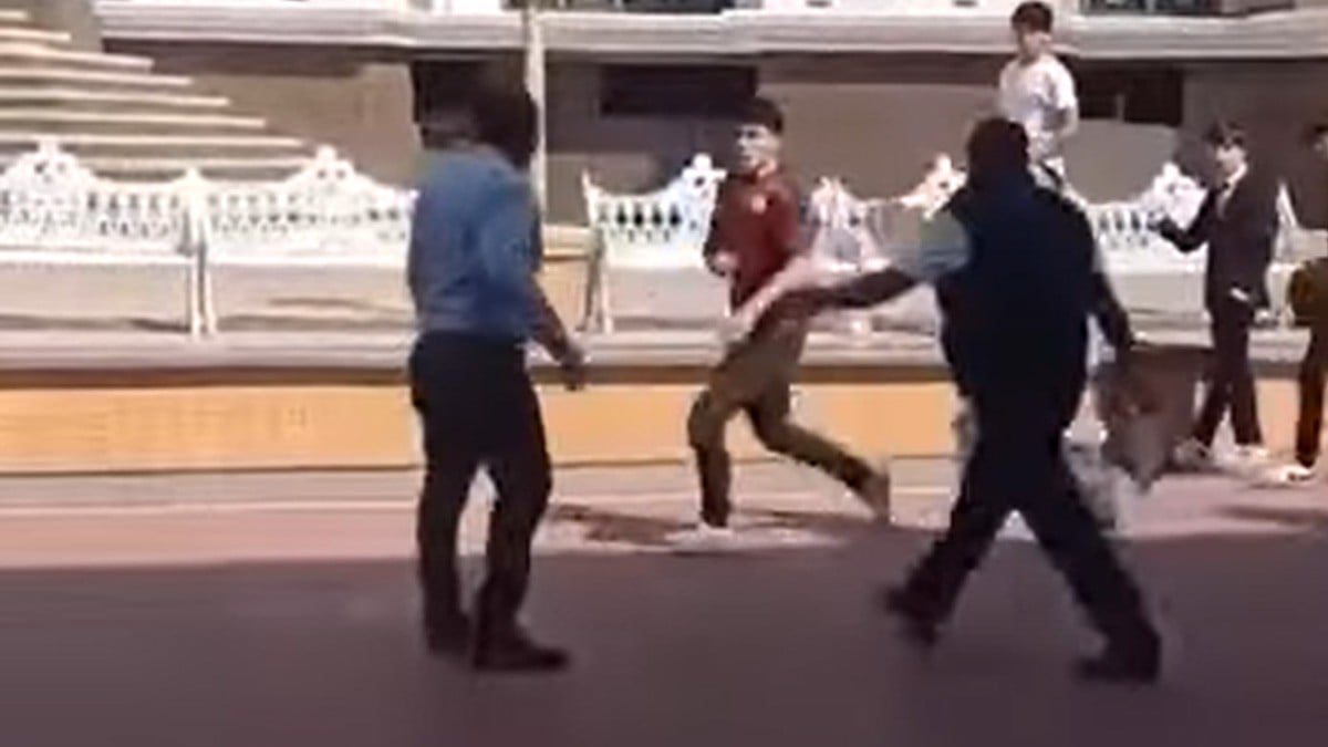 VIDEO: Padre acude a escuela para reclamar agresión a su hija y es golpeado por alumno