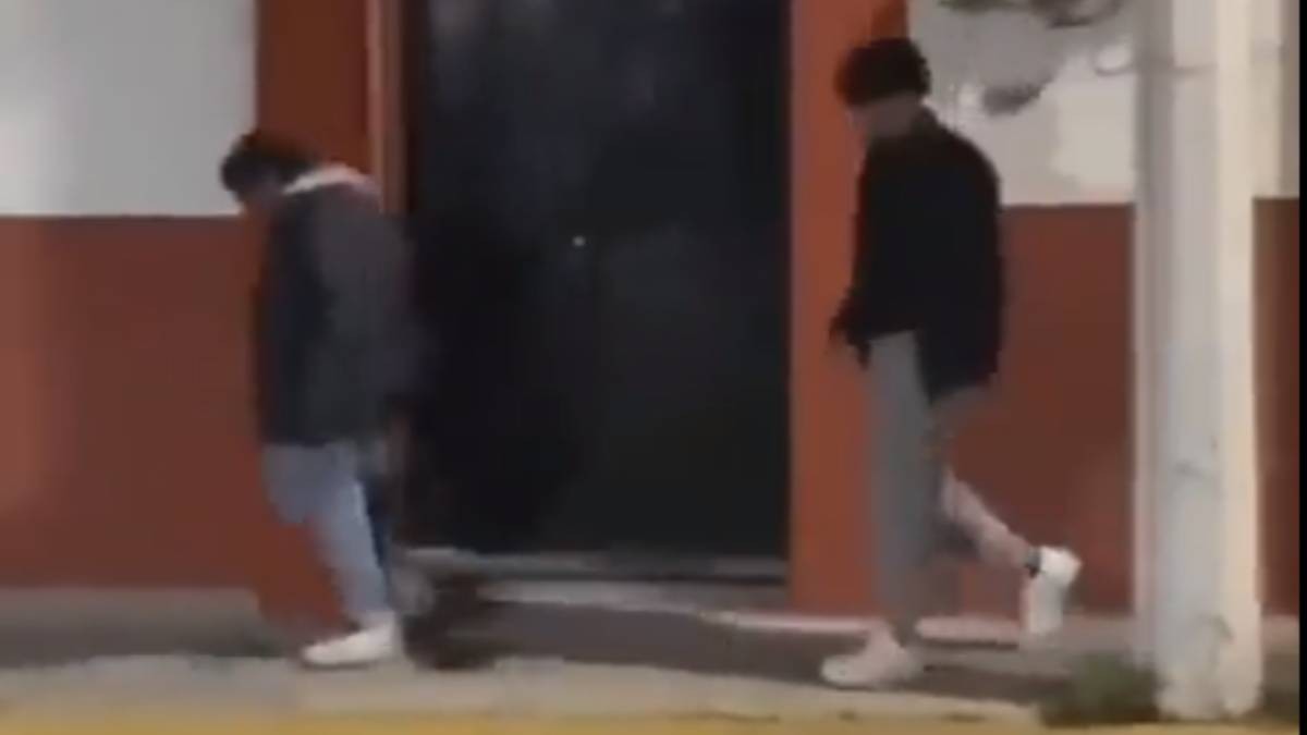 VIDEO Jóvenes graban cuando agreden a indigente y se mofan en redes sociales