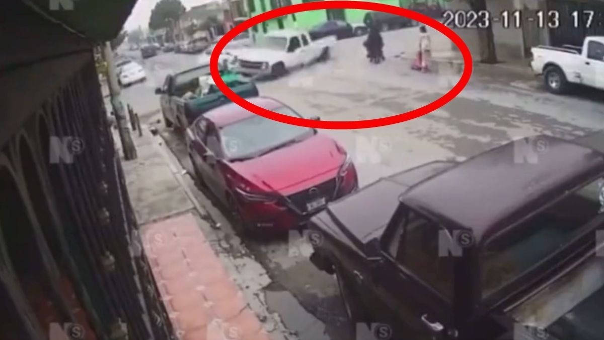 VIDEO Camioneta se pasa el alto y mata a mamá e hija y la nieta queda herida
