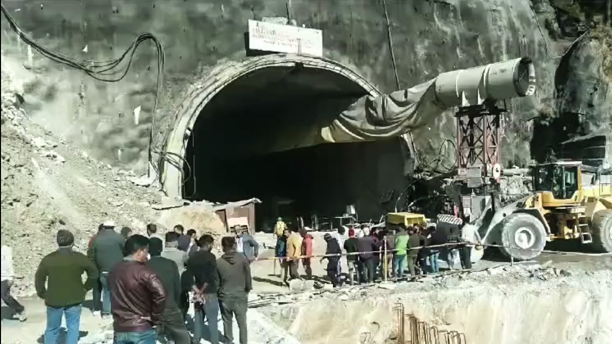 Túnel en construcción colapsa y deja atrapados bajo tierra a 40 obreros