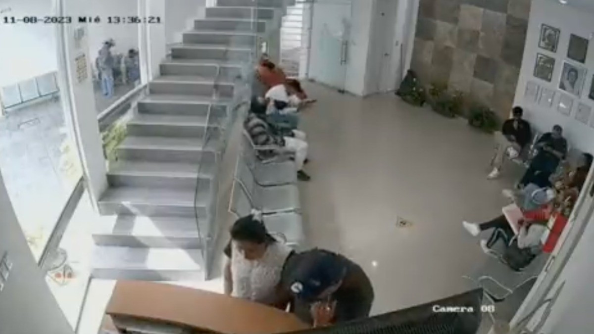 VIDEO En plena notaría ladrones le dan una golpiza a abuelita y le quitan 100 mil pesos