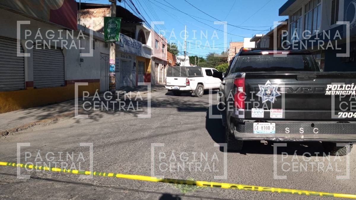 Acribillan a joven mientras caminaba por la banqueta frente a transeúntes