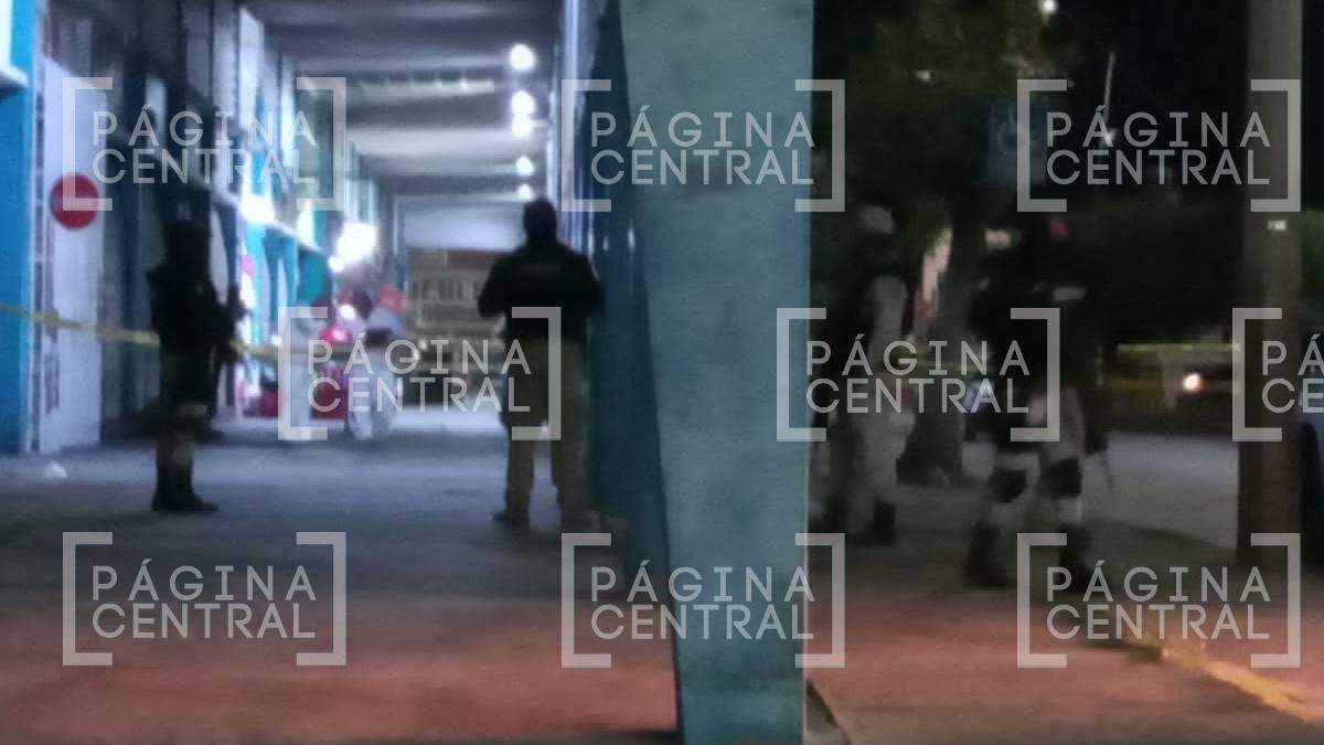 Balean a hombre afuera de mercado y muere tirado en la cortina de un local