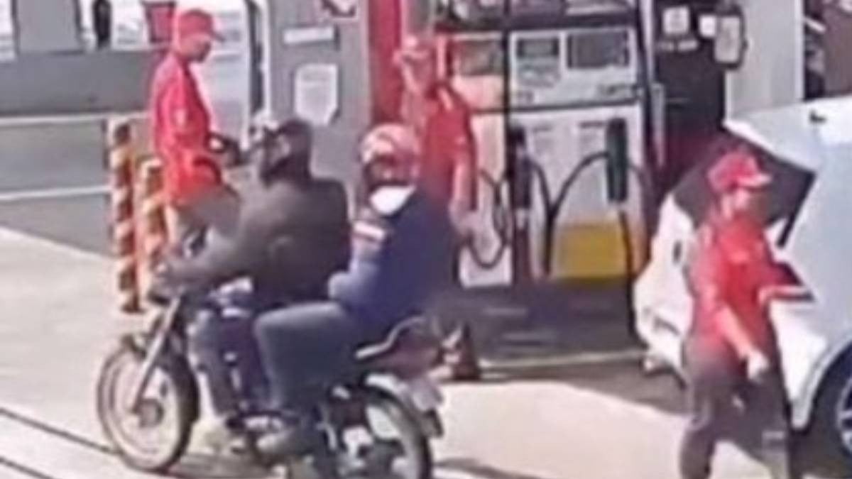 VIDEO Ladrón asaltó a gasolinero y se unen todos los trabajadores y le dan una golpiza