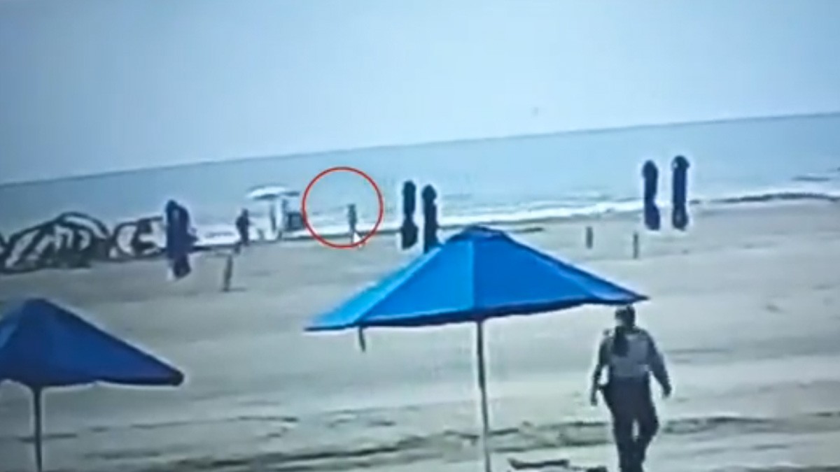 VIDEO: Captan cuando rayo mata a mujer que estaba en el mar a plena hora del día