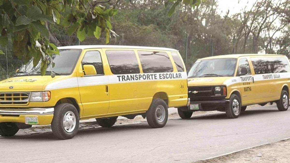 Chofer olvida a niño en camioneta de transporte escolar y este muere por el calor