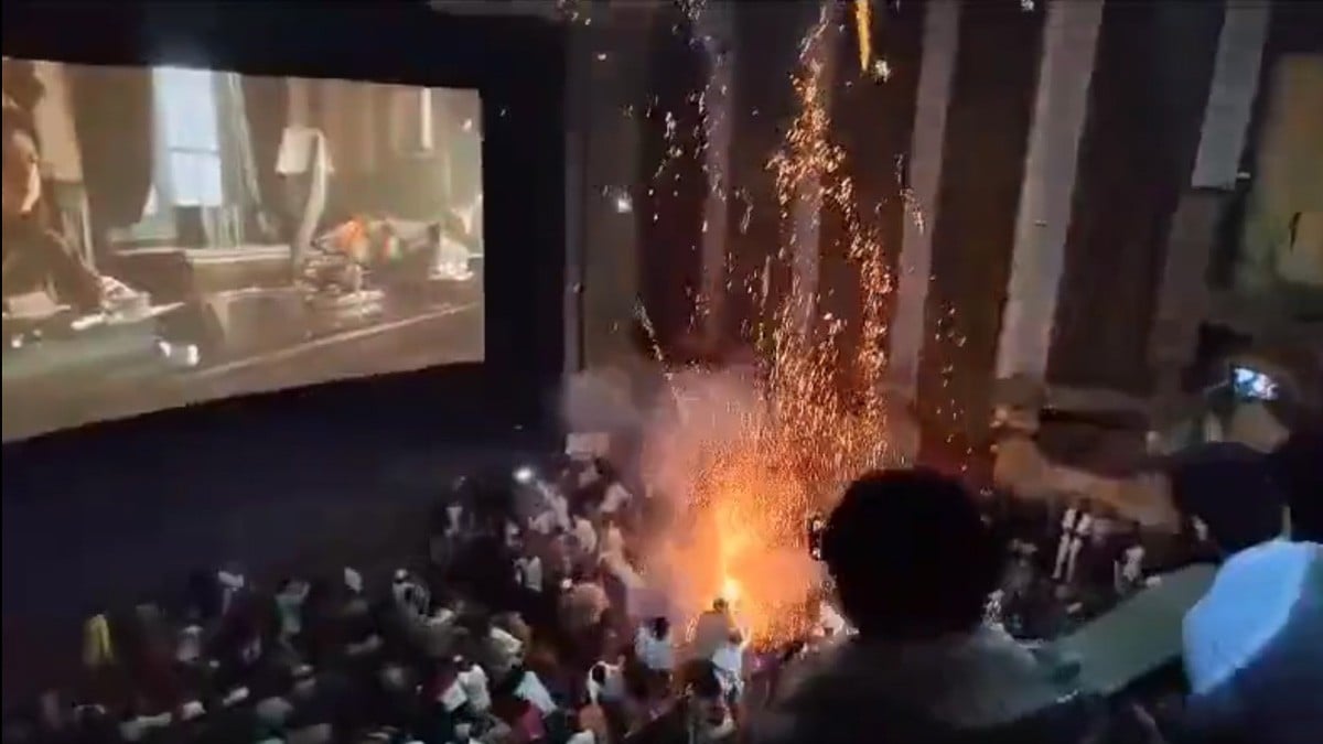 VIDEO: Así estalló pirotecnia en sala de cine; todos gritaron y se protegieron del fuego