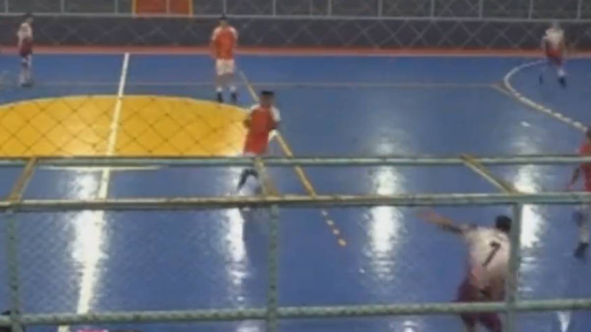 VIDEO Futbolista colapsa a medio partido y muere frente de espectadores